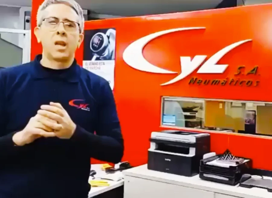 Pablo Avila en las oficinas de CYL S.A.